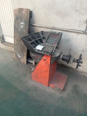 une machine posée contre le mur d'un immeuble