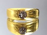 deux bagues en or ornées de diamants bruns, superposées