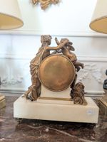 Pendule en bronze doré et marbre blanc "Femme et amour avec … (photo 2)