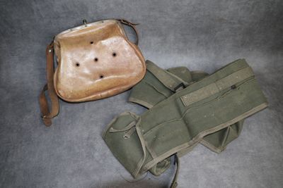 un petit sac et un autre petit sac par terre