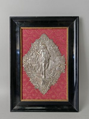 une plaque ancienne en métal argenté représentant une femme sur fond rouge