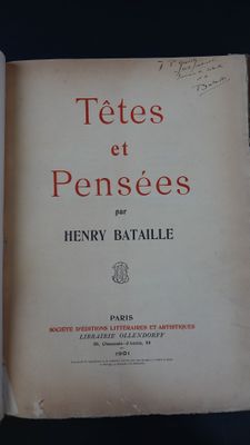 un livre ouvert sur une table noire