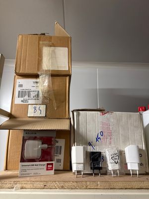 une étagère sur laquelle sont posées plusieurs boîtes