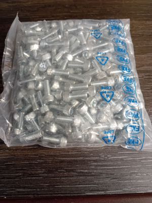 un sachet de vis et d'écrous posé sur une table