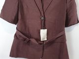 une photo d'une veste marron pour femme suspendue à un cintre