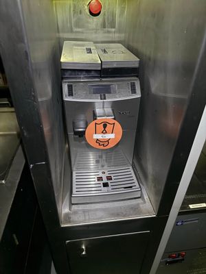 une machine à café avec un smiley sur le côté