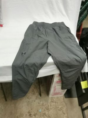 un pantalon posé sur un lit dans une chambre