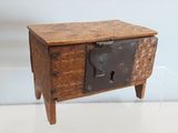 une petite boîte en bois munie d'une serrure