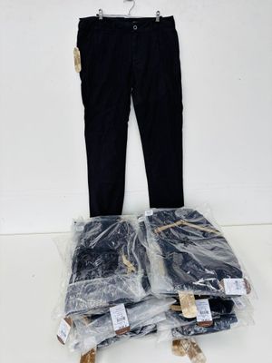 une pile de jeans et un pantalon posés sur une table
