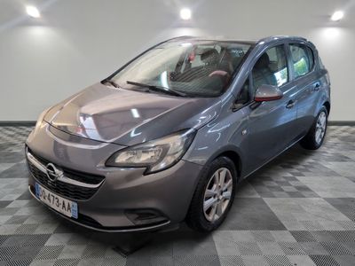 la voiture grise est garée sur un sol en damier dans le garage