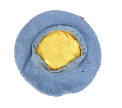 un chapeau bleu avec un dessus jaune sur fond blanc
