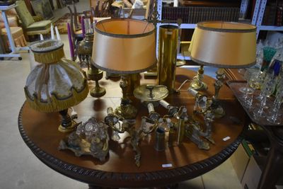 a table that has a lot of different lamps on it