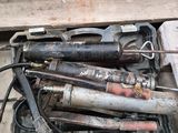 un grand nombre d'outils qui se trouvent dans une boîte