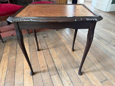 une petite table avec un plateau en bois sur un plancher en bois