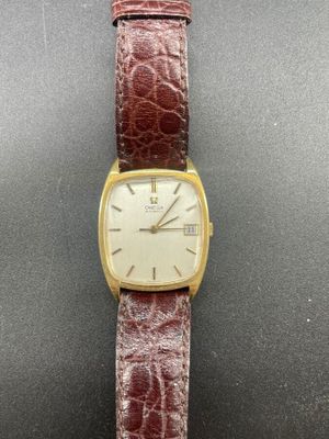 gros plan d'une montre-bracelet avec un bracelet en cuir marron