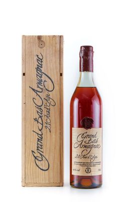 une vieille bouteille de brandy dans une caisse en bois, à côté d'une autre caisse en bois