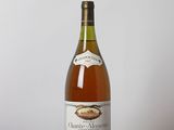 une bouteille de vin posée sur une table
