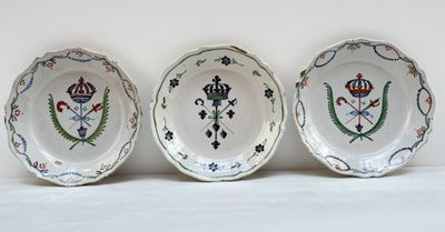 trois assiettes à motifs différents posées sur une surface blanche