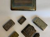 beaucoup de petits objets métalliques posés sur une table