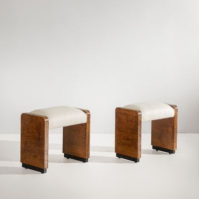 une paire de tabourets avec une assise rembourrée blanche