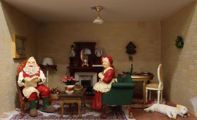 Diorama. Composition miniature, dans une vitrine en bois, vitre e...