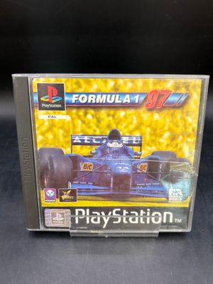un gros plan sur la jaquette d'un jeu vidéo représentant une voiture de course