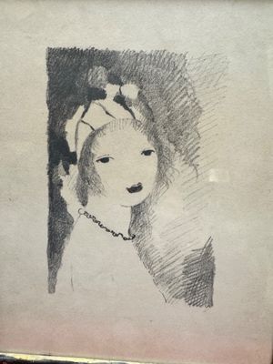 dessin représentant une jeune fille en robe blanche, portant un collier de perles
