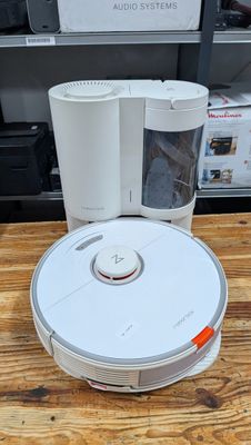an image of a roombake sitting on top of a wooden table