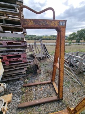un tas de vieilleries dans une cour, avec une structure en bois
