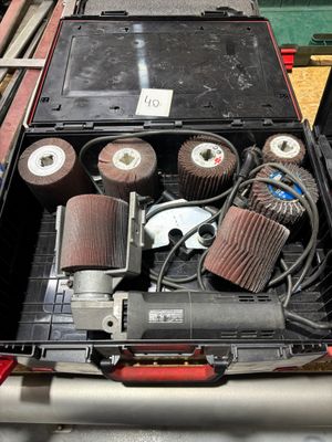une photo d'un camion contenant de nombreux outils