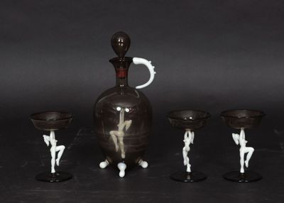 Partie de service à liqueur en verre teinté, le fût figurant…