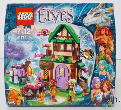 La boîte est ouverte pour montrer le contenu de la maison des elfes Lego.