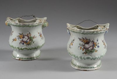 paire de vases en porcelaine ornés de motifs floraux sur fond gris