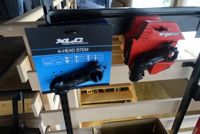 deux manettes de jeux vidéo posées sur un support dans une pièce