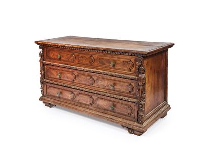 une vieille commode en bois ornée de sculptures sur le dessus