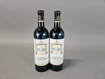 deux bouteilles de vin posées sur une table l'une à côté de l'autre