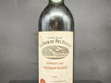 une bouteille de vin posée sur une table