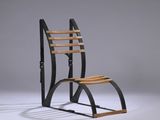 une image représentant une chaise en bois dotée d'une structure métallique et d'une assise en bois
