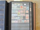 un classeur contenant beaucoup de timbres