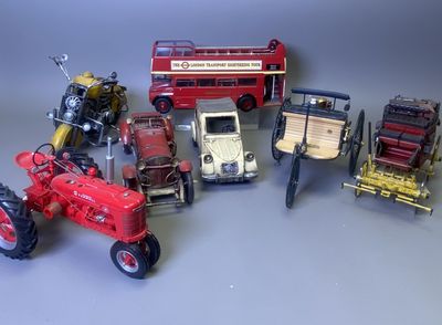 de nombreux types différents de véhicules miniatures et de véhicules posés sur la table