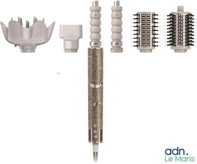 une image représentant un ensemble de brosses à cheveux et de peignes