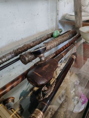 une vitrine en verre sur laquelle sont disposées plusieurs battes de baseball