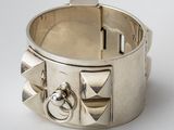 bracelet en argent orné de rivets et de clous sur un fond blanc