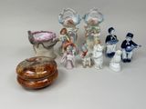 de nombreuses figurines posées sur une table