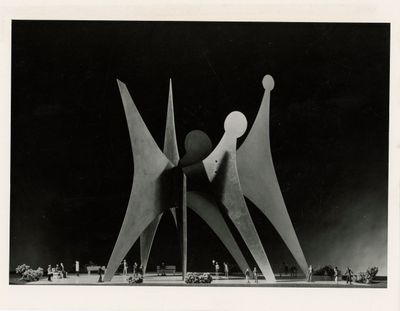 une vieille photo en noir et blanc représentant une sculpture au milieu d'un champ