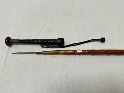 deux types d'outils différents posés sur une table