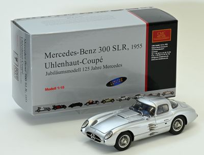 une maquette argentée de voiture à côté d'une boîte dans son emballage
