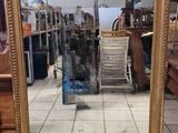 un grand miroir posé par terre dans un magasin