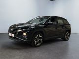Une Toyota RAV noire est garée dans une grande pièce
