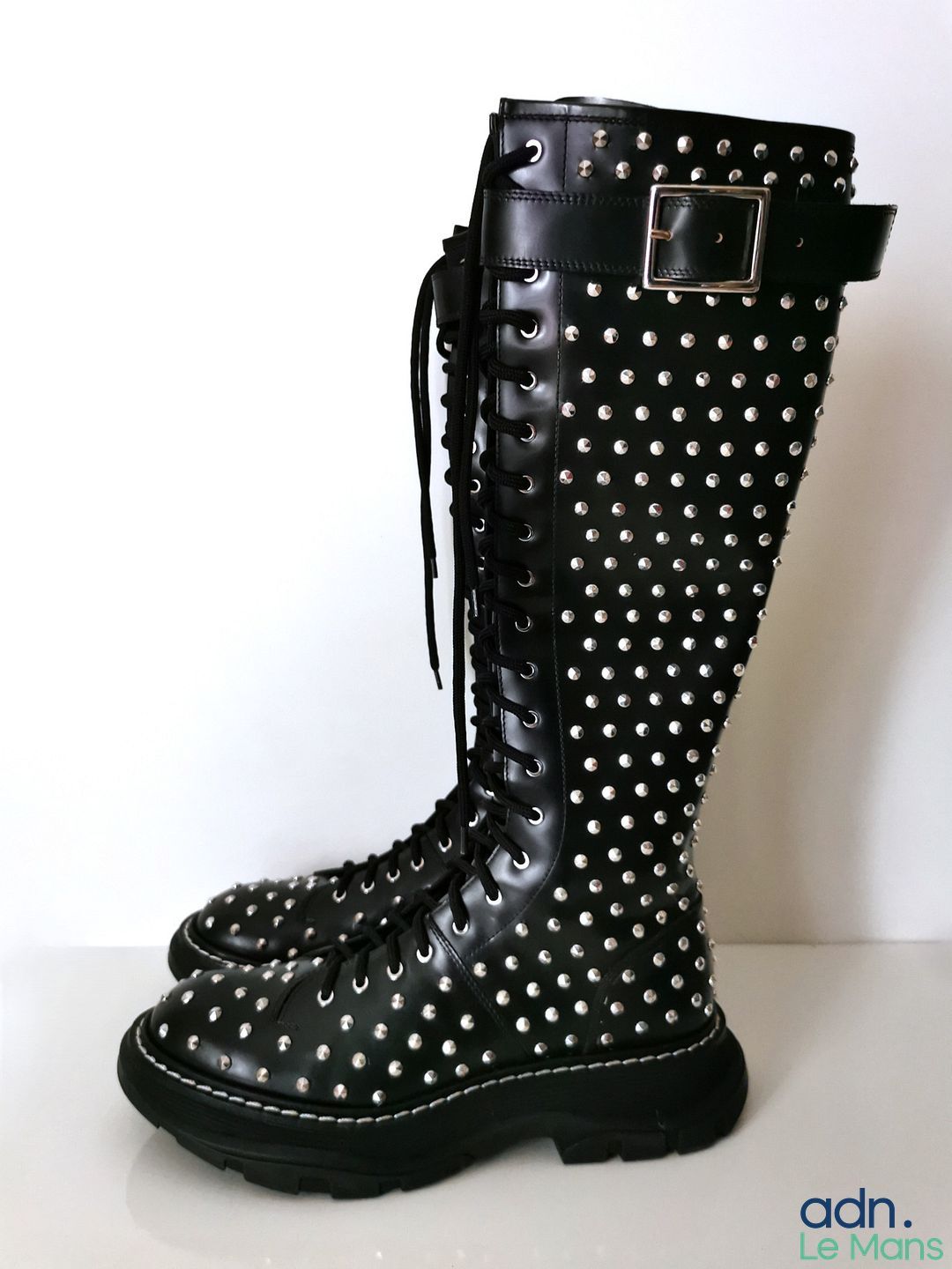 Alexander McQueen Bottes à lacets "Tread Slick" en cuir de couleur noir avec clous argentés - pointure 41 - hauteur 4...